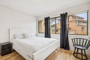 Tabla de planchar con plancha, wifi gratis y ropa de cama 