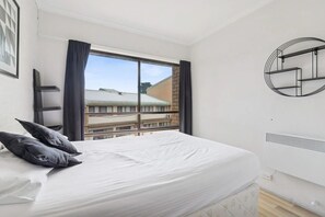 Tabla de planchar con plancha, wifi gratis y ropa de cama 