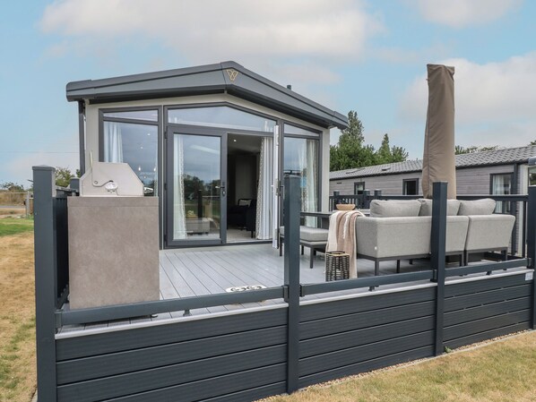 Terrace/patio - LAKEWOOD PLOT 4, pet friendly, luxury holiday cottage in St. Osyth (Clacton-on-Sea)
