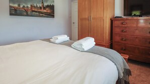 Unclassified image, 3 of 19, button - 1 GRENVILLE ROAD, pet friendly, country holiday cottage in Truro (Truro)