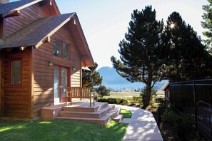 A wooden cabin with a porch and steps leading to the entrance. - Private 2-bedroom luxury cabin in Estes Park with cozy charm (Estes Park)