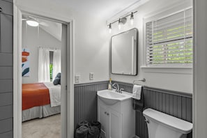 Shower, hair dryer, towels, soap - Jackson’s Urban Cabin Escape (Jackson)