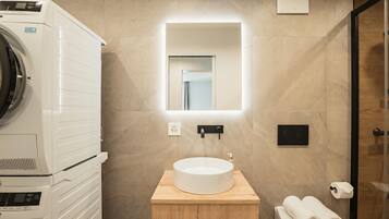 Shower, hair dryer, towels