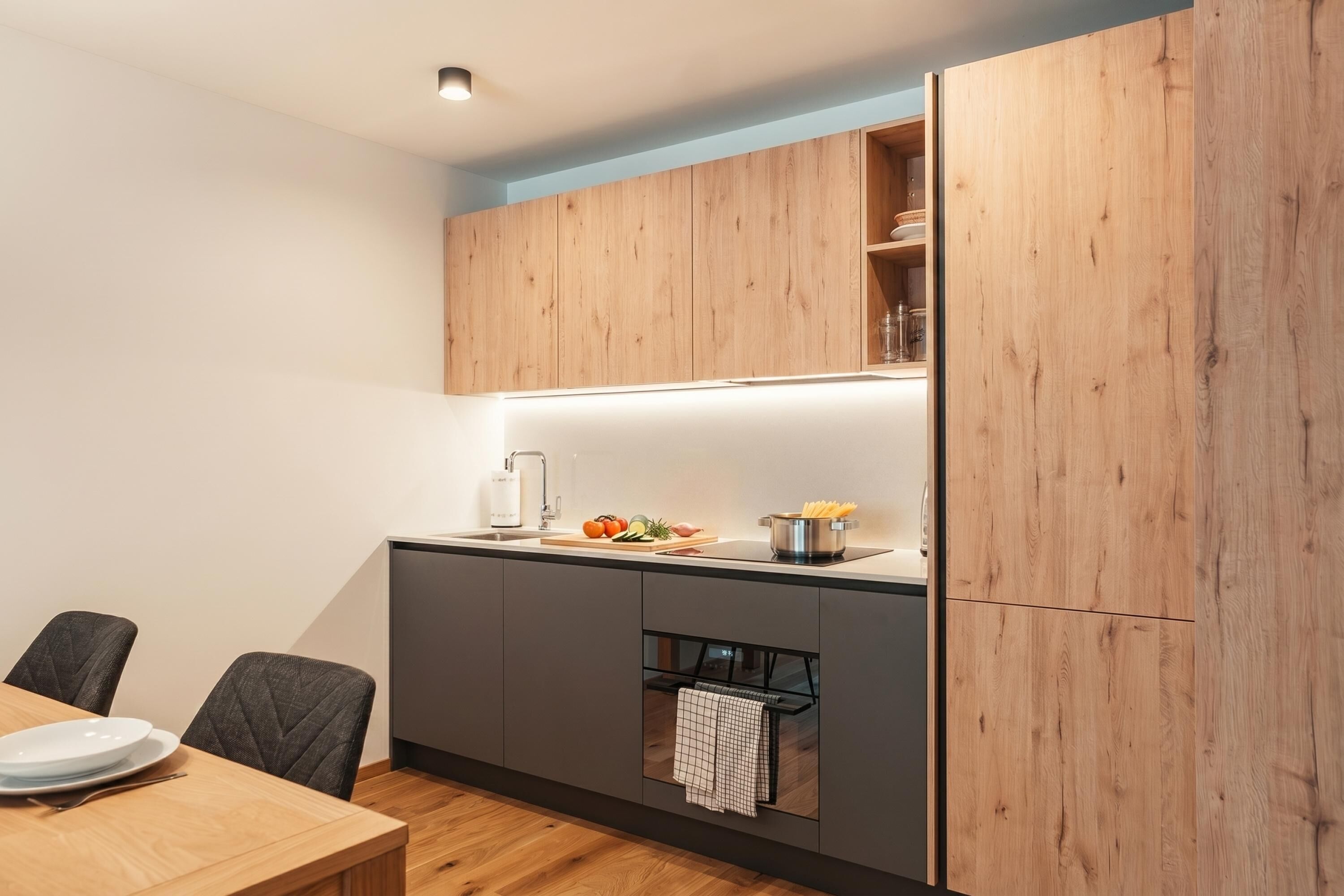 Wasserkocher mit Kaffee-/Teezubehör, Kühlschrank, Ofen, Herdplatte