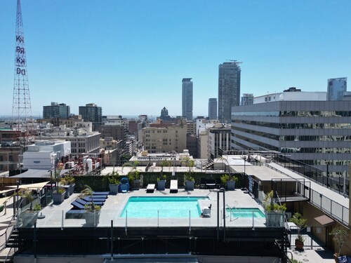 Stylish DTLA Loft · Rooftop Pool · Steps to Grand Central Market