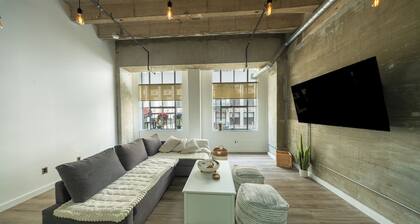 Stylish DTLA Loft · Rooftop Pool · Steps to Grand Central Market