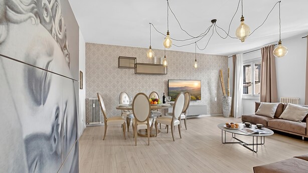 Ein modernes Wohnzimmer mit Essbereich, einer Couch und einem Couchtisch.