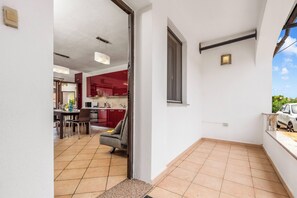 Een modern appartement met keuken, eethoek en balkon.