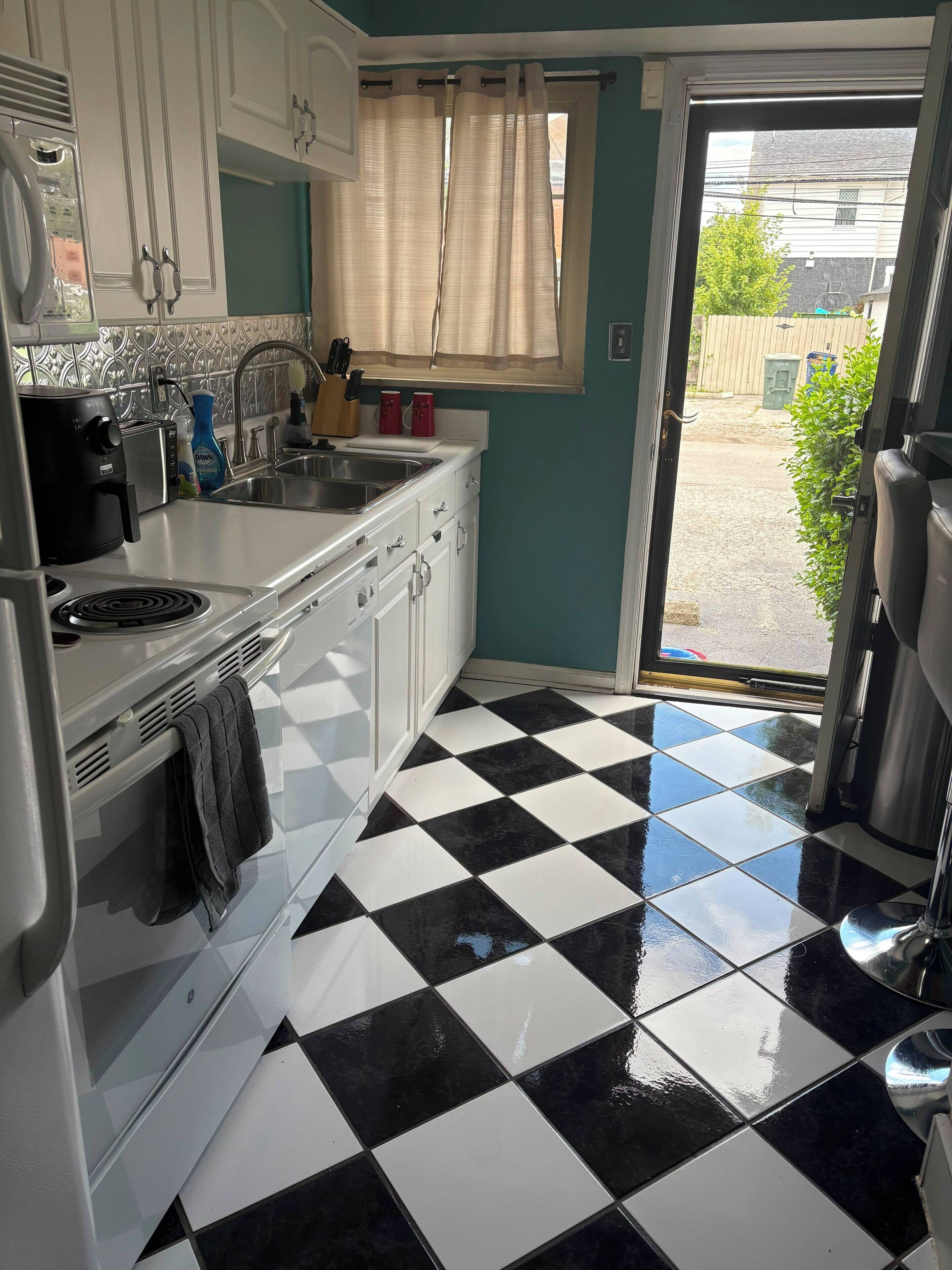 Coffee/tea maker, fridge, microwave, oven