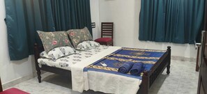 Desk, laptop workspace, free WiFi - Seren Villa (Cochin)