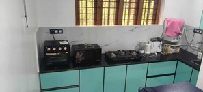 Full-sized fridge, oven, stovetop, cookware/dishes/utensils - Seren Villa (Cochin)