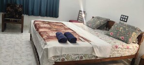 Desk, laptop workspace, free WiFi - Seren Villa (Cochin)