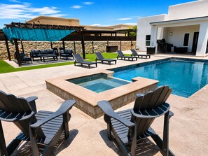 A swimming pool with a hot tub, lounge chairs, and a covered seating area. - Sun City Oasis w/Heated Pool & Spa in El Paso (El Paso)