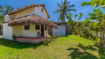 Casa, pati, vistes al jardí | Exterior