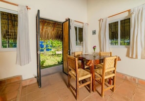 Outdoor dining - Cabaña Paraguitos (Brisas de Zicatela)