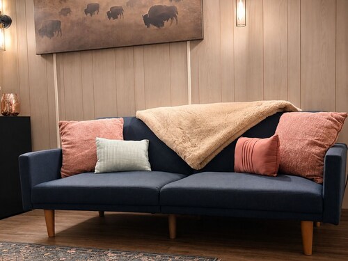 Cozy 1-bedroom studio/loft in peaceful Mansfield with AC mins from downtown
