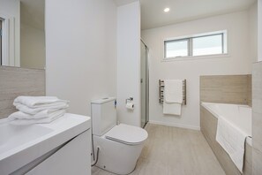Douche, sèche-cheveux, serviettes fournies, savon