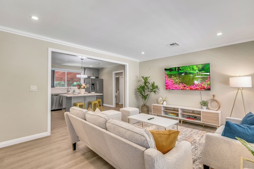 Modern Monrovia Retreat By Old Town & City of Hope - Free Parking - Pet-Friendly