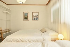Tabla de planchar con plancha, wifi gratis y ropa de cama 