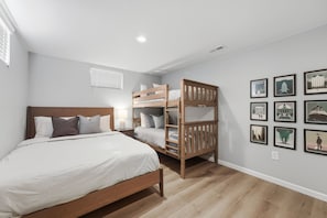 Tabla de planchar con plancha, wifi y ropa de cama 