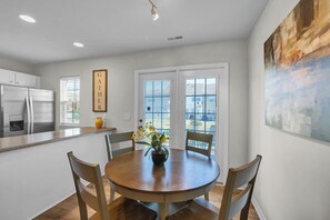 Dining - 3-bedroom house in adorable Raleigh with cool AC, charm and pool access (Raleigh)