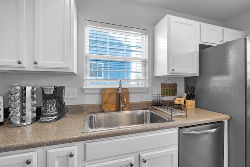 3-bedroom house in adorable Raleigh with cool AC, charm and pool access