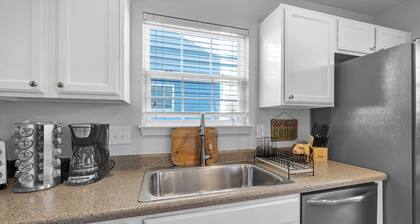 3-bedroom house in adorable Raleigh with cool AC, charm and pool access