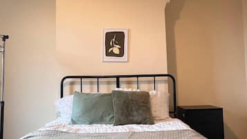 2 makuuhuonetta, silitysrauta/-lauta, ilmainen Wi-Fi, vuodevaatteet