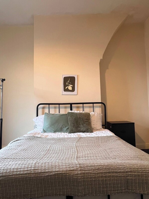 2 habitaciones, tabla de planchar con plancha y wifi gratis 