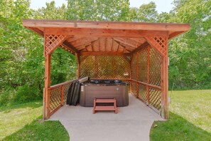 Outdoor spa tub - Houston Lodge: HotTub, GameRoom, Pets, BBQ, Trails (Logan)