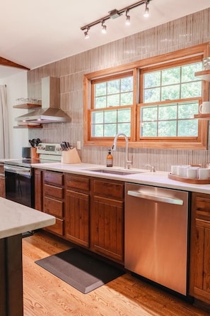 Coffee/tea maker, fridge, oven, stovetop - Houston Lodge: HotTub, GameRoom, Pets, BBQ, Trails (Logan)