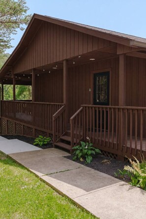 Exterior - Houston Lodge: HotTub, GameRoom, Pets, BBQ, Trails (Logan)