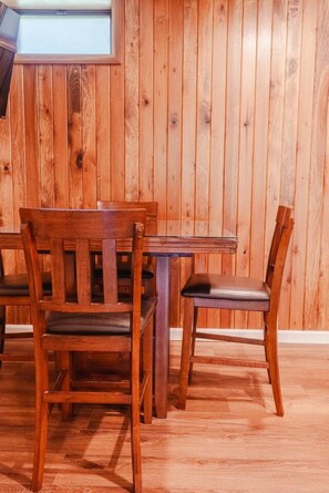 Dining - Houston Lodge: HotTub, GameRoom, Pets, BBQ, Trails (Logan)