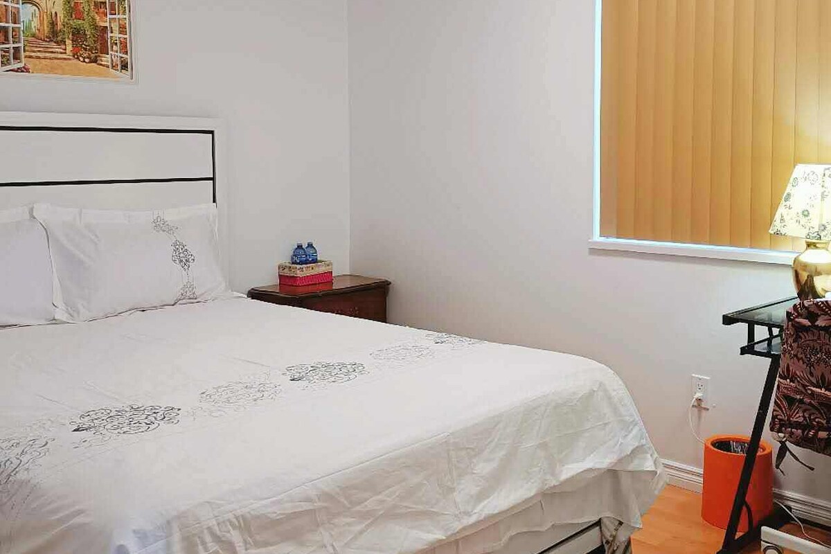 Escritorio, cortinas blackout y sistema de insonorización 