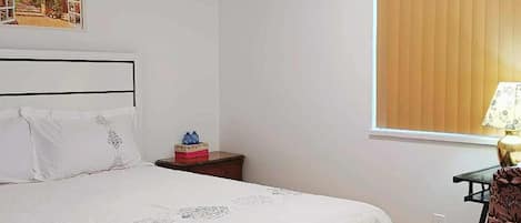Standard Double Room, Ocean View | Meja, langsir/tirai gelap terus, kalis bunyi, seterika/papan seterika
