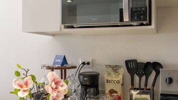 Coffee/tea maker, fridge, microwave, oven