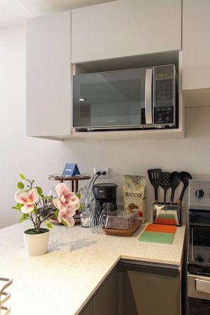 Cafetera y tetera, refrigerador, microondas y horno