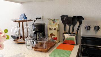 Coffee/tea maker, fridge, microwave, oven