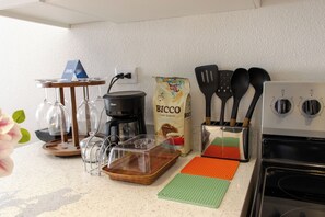 Wasserkocher mit Kaffee-/Teezubehör, Kühlschrank, Mikrowelle, Ofen