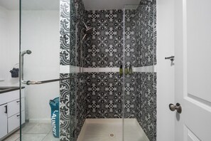 Unclassified image, 3 of 56, button - Huge House: Best Location w/ 7-car Parking & just 4 min to EWR & NYC! (Elizabeth)
