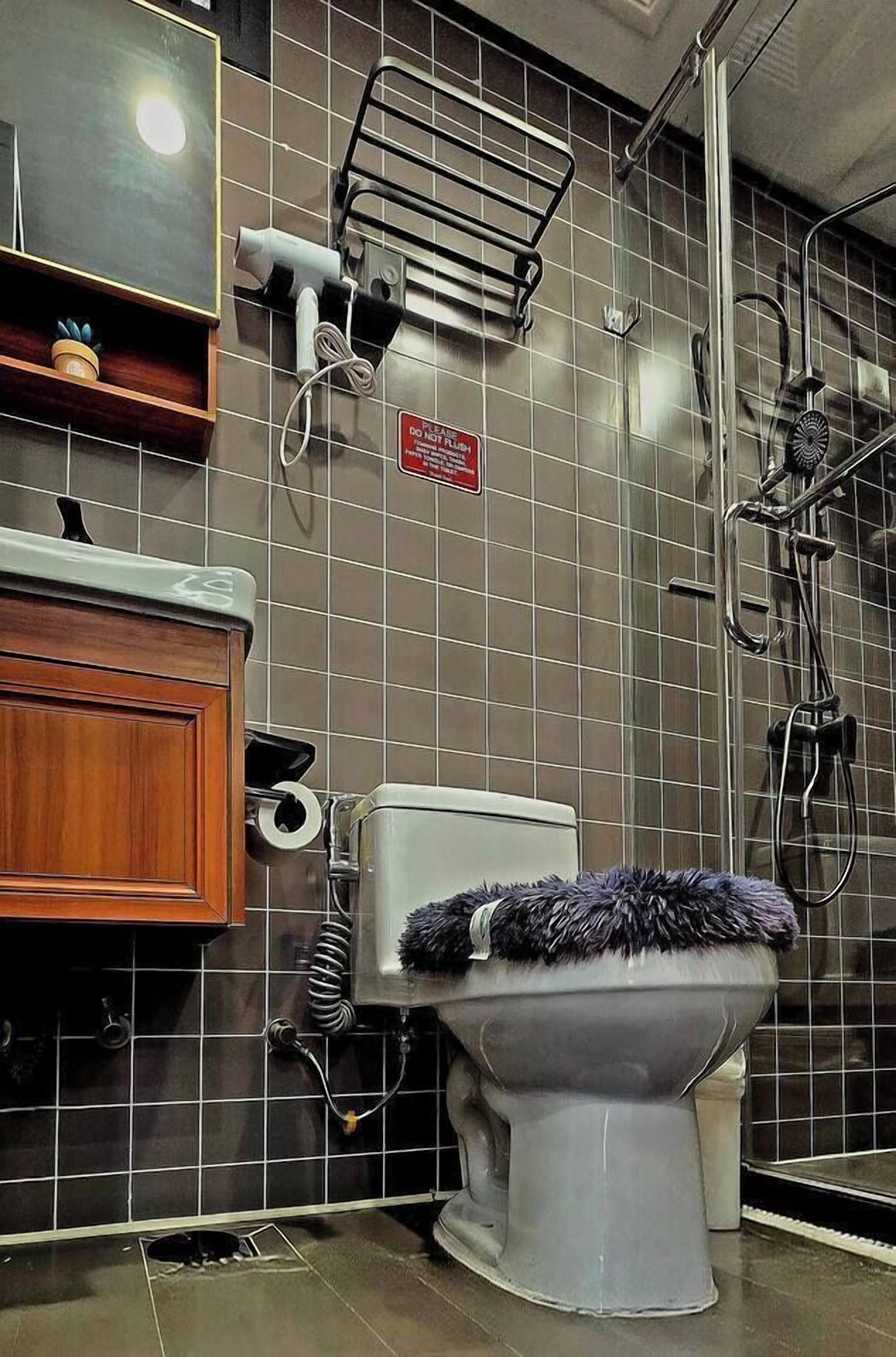 Douche, articles de toilette écologiques, sèche-cheveux, bidet