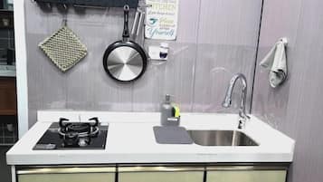 Cafetière/bouilloire, réfrigérateur, micro-ondes, plaque de cuisson