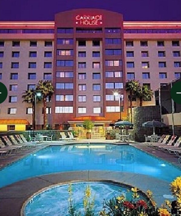 Outdoor pool - Spacious 2 bedroom 2bath suite Sleeps 6 Walk to Strip (Las Vegas)