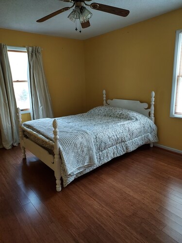KY LAKE HOME SWEET HOME 3-bedroom, 2 Bath house with AC in charming Aurora