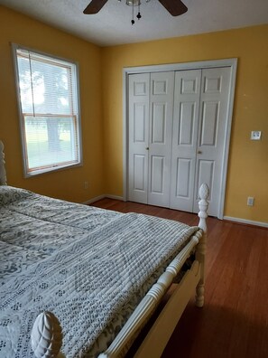 Room - KY LAKE HOME SWEET HOME 3-bedroom, 2 Bath house with AC in charming Aurora (Benton)