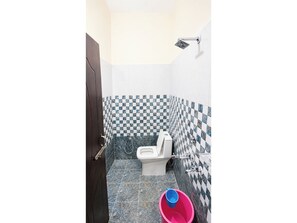 Shower, rainfall showerhead, slippers, towels - Hotel Kaffal & Restaurant Rudraprayag (Rudraprayag)