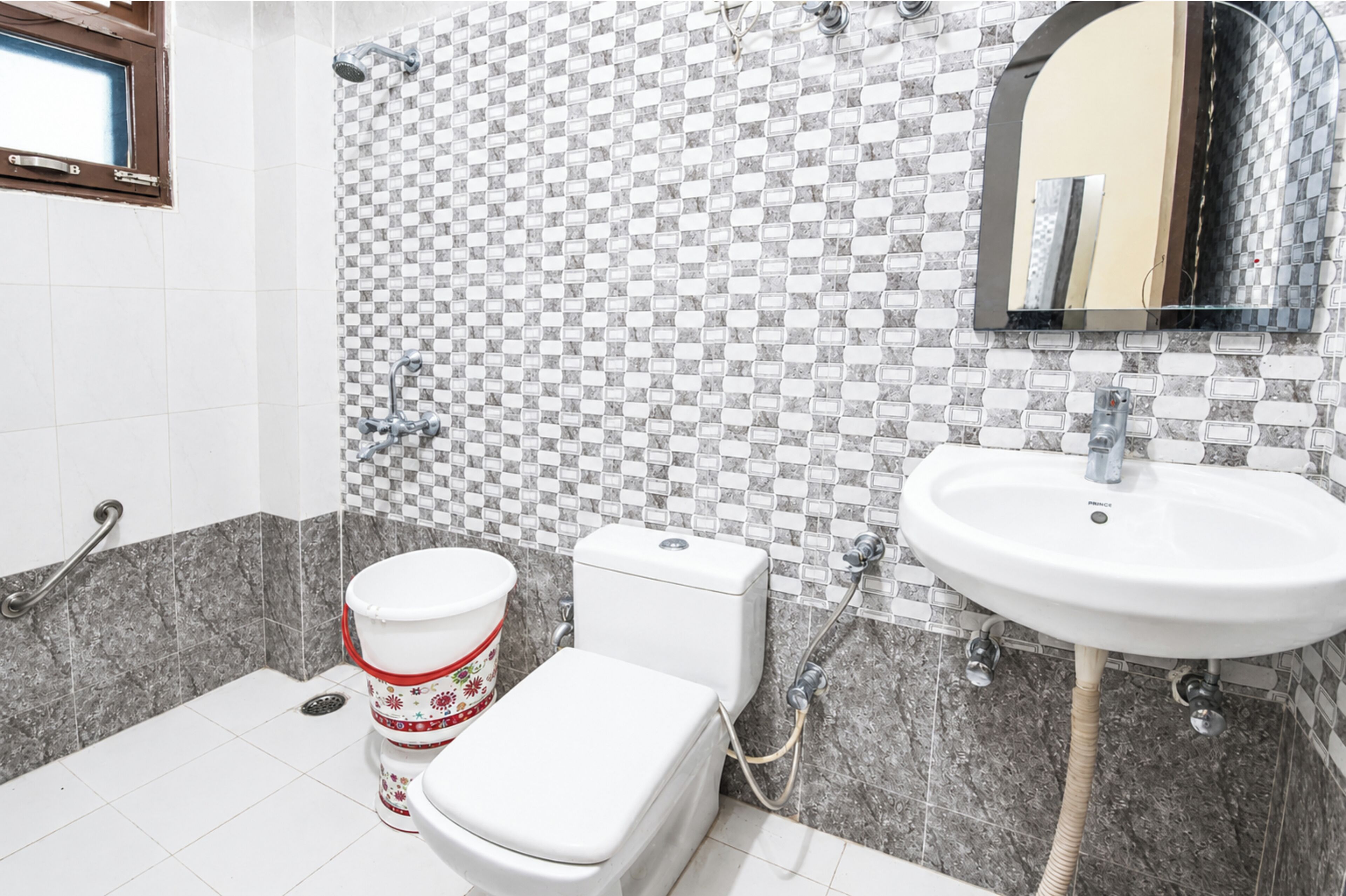 Deluxe Double Room | Bathroom | Shower, slippers, soap, shampoo