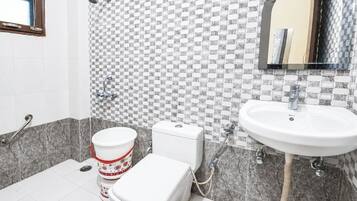 Deluxe Double Room | Bathroom | Shower, slippers, soap, shampoo