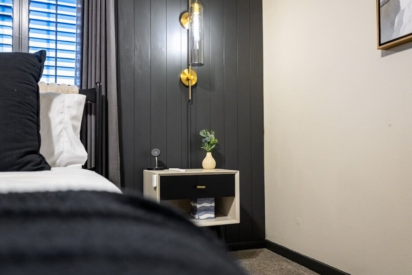 Desk, iron/ironing board, WiFi, bed sheets