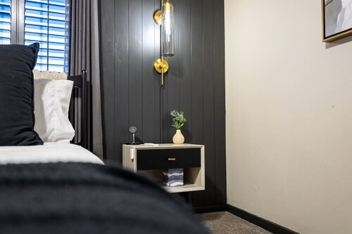Montrose Luxury Stay | Prime Location + Patio